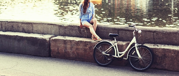 Linda mujer en bicicleta