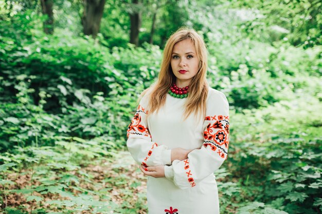 Linda mujer en el bosque