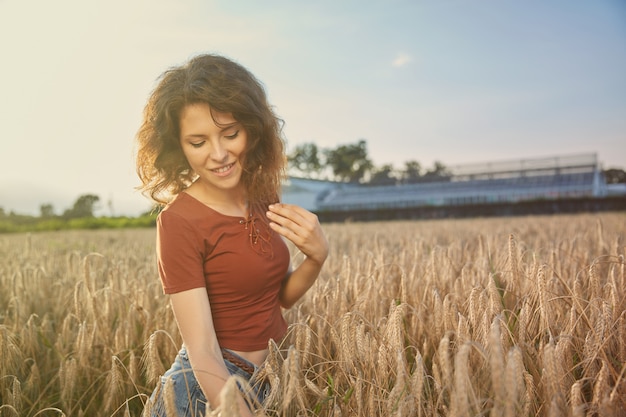 Linda mujer en un campo de grano