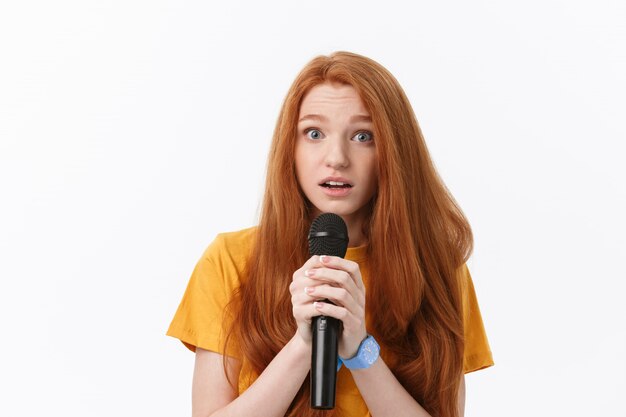 Linda mujer cantando con confusión y preocupación expresión facial.