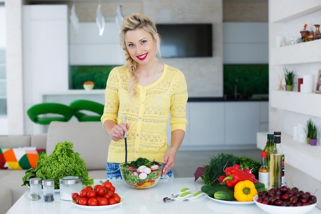 linda mujer en casa con ensalada