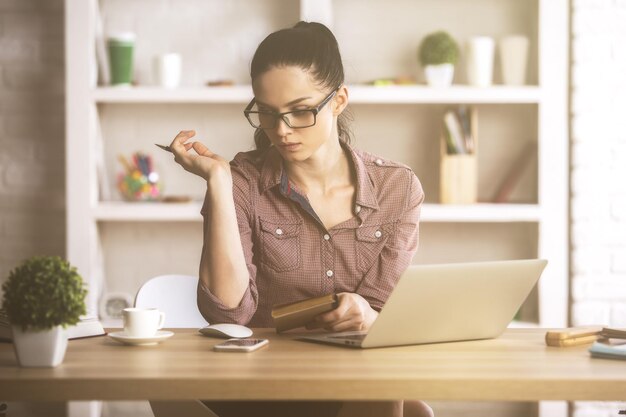 Linda mujer caucásica en el lugar de trabajo