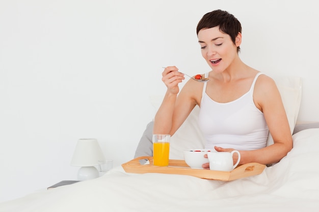 Linda mujer comiendo cereal