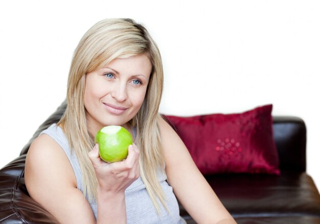 Linda mujer comiendo una manzana