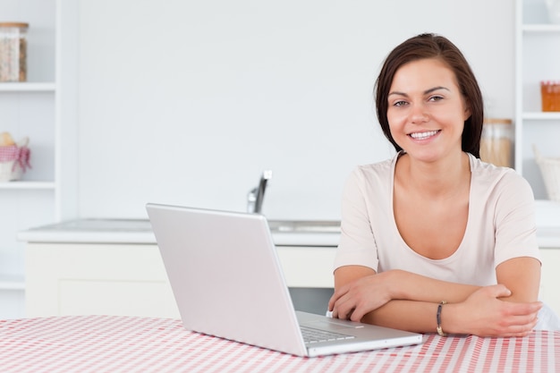 Foto linda mujer con una computadora portátil