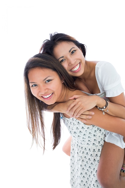 Foto linda mujer dando a su hermana a cuestas