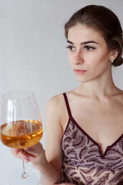 Linda mujer disfrutando de una copa de vino blanco