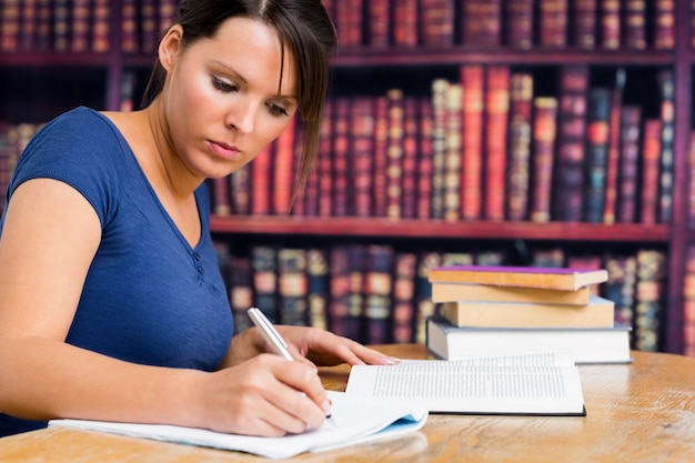 Linda mujer escribiendo en el cuaderno