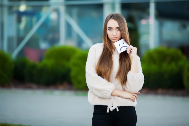 Linda mujer estresada del trabajo mientras está al aire libre