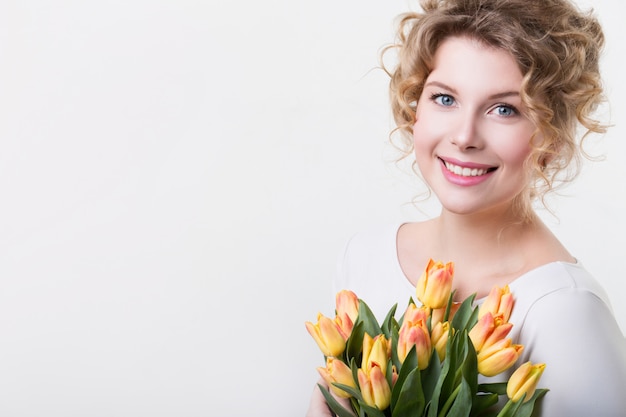 Linda mujer con flores