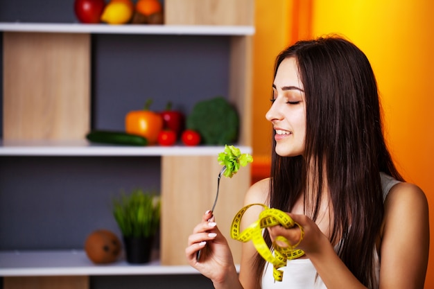 Linda mujer con frutas y verduras frescas llevando un estilo de vida saludable