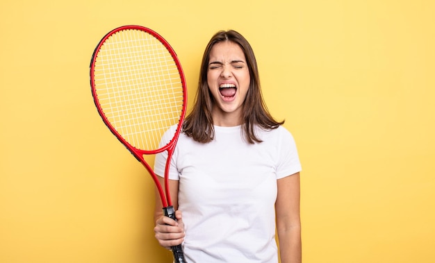 Linda mujer gritando agresivamente, luciendo muy enojada. concepto de jugador de tenis