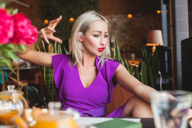 Linda mujer hablando con amigos en el restaurante