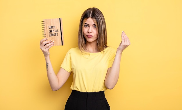 Linda mujer haciendo capice o gesto de dinero, diciéndote que pagues. concepto de reciclaje