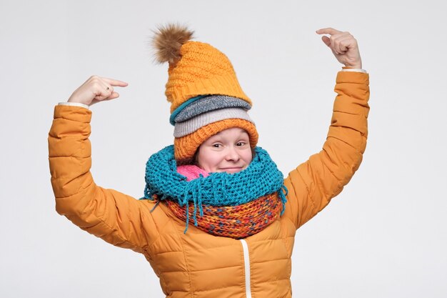 Linda mujer de invierno en bufandas y sombrero