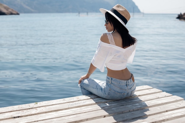 Linda mujer joven al aire libre