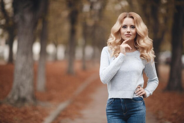 Linda mujer joven al aire libre