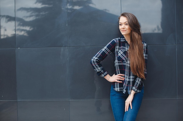 Linda mujer joven al aire libre