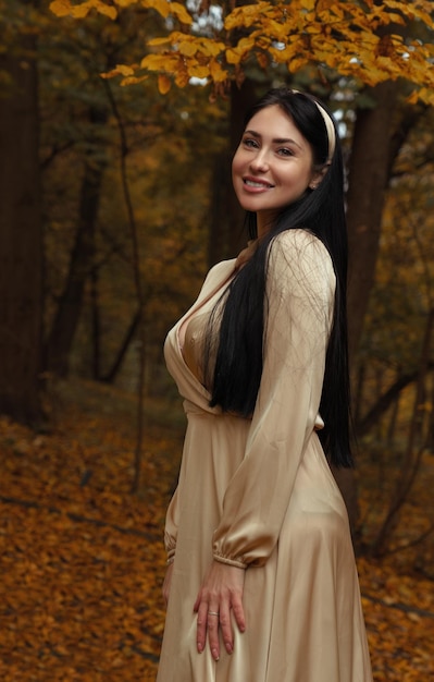 Linda mujer joven alegre en un parque colorido en otoño