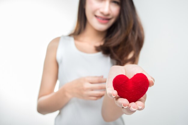 Linda mujer joven atractiva con corazón rojo. Retrato de arte del día de San Valentín.