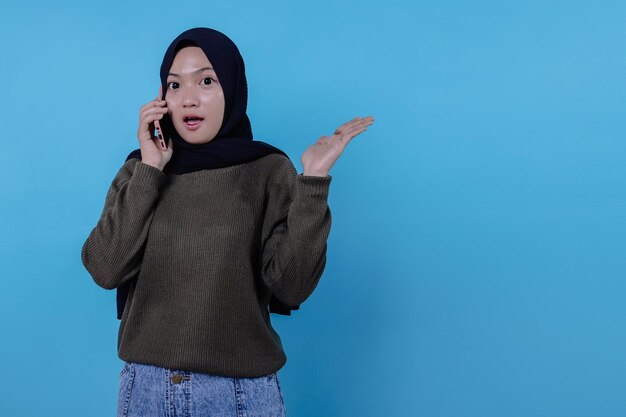 Linda mujer joven y bonita llamando por teléfono móvil con hijab