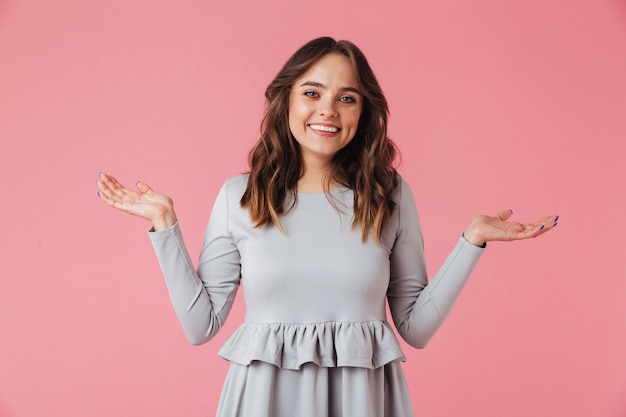 Linda mujer joven y bonita que parece feliz.