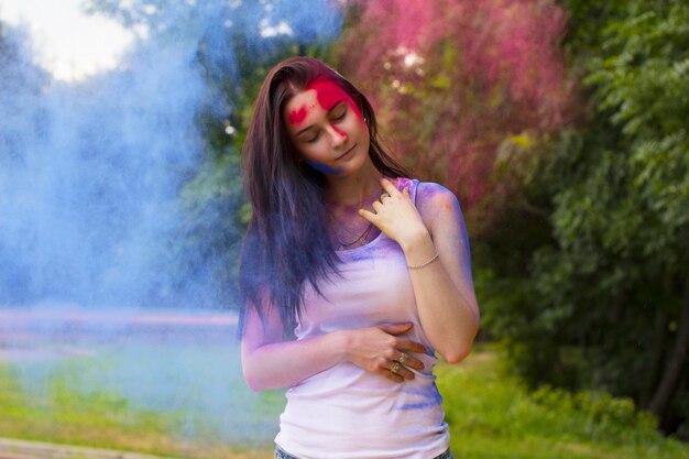 Linda mujer joven con cabello en movimiento y pintura seca