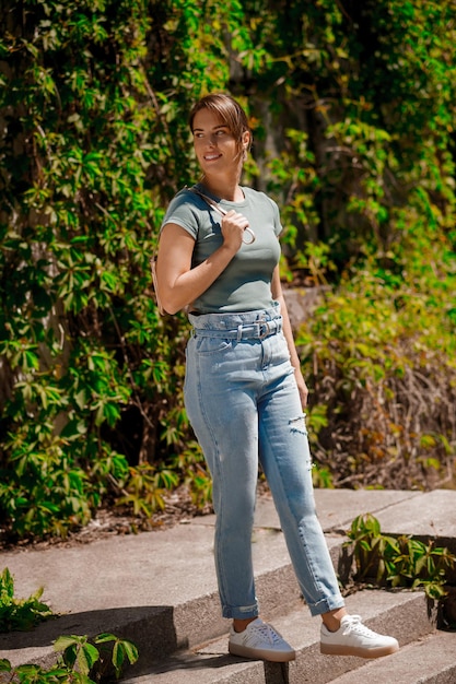 Linda mujer joven dando un paseo en un día soleado