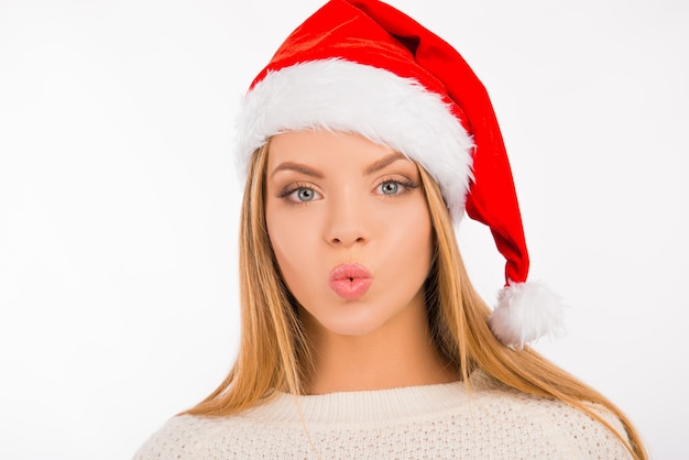 Linda mujer joven con un gorro de Papá Noel