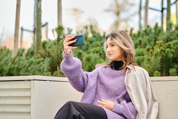 Linda mujer joven hace selfie