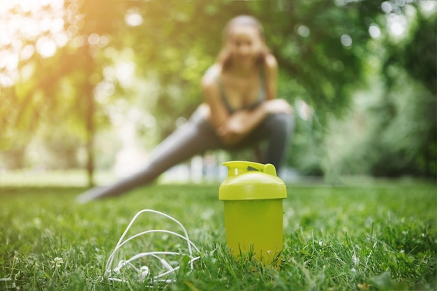 Linda mujer joven haciendo ejercicios de yoga en un parque verde