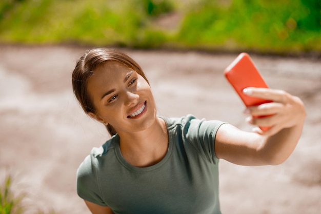 Linda mujer joven haciendo selfie y sonriendo