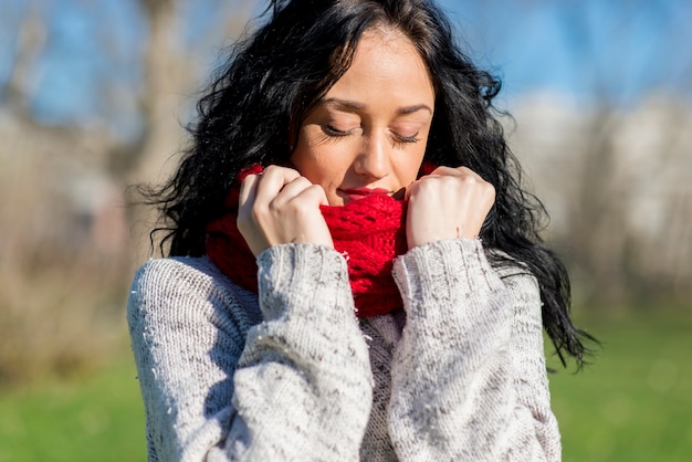 Linda mujer joven en el parque