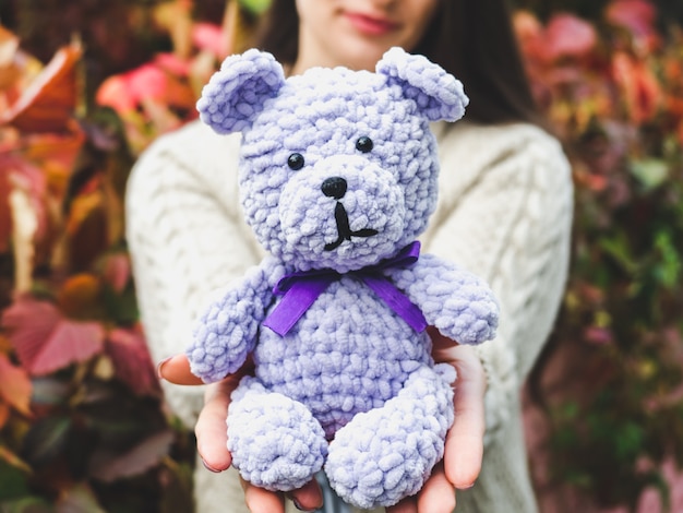 Linda mujer joven con un peluche