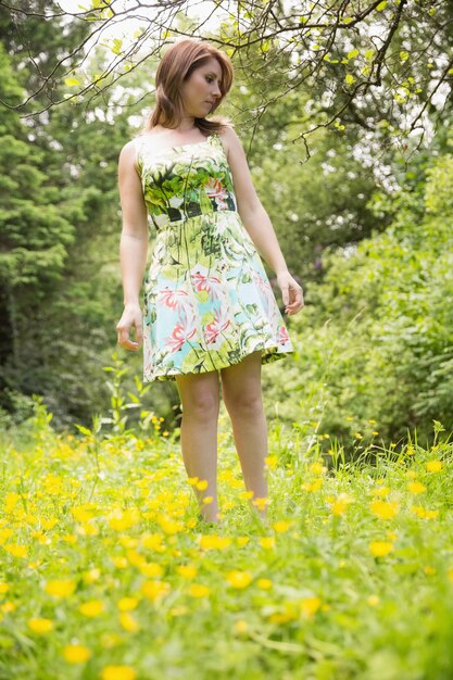 Linda mujer joven de pie en el campo