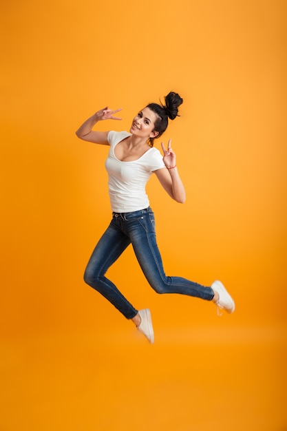 Foto linda mujer joven saltando