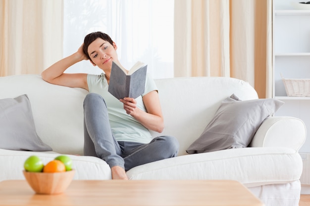 Linda mujer leyendo un libro