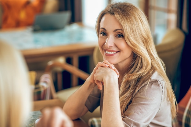 Linda mujer. Linda mujer rubia pasar tiempo con un amigo y lucir contenta