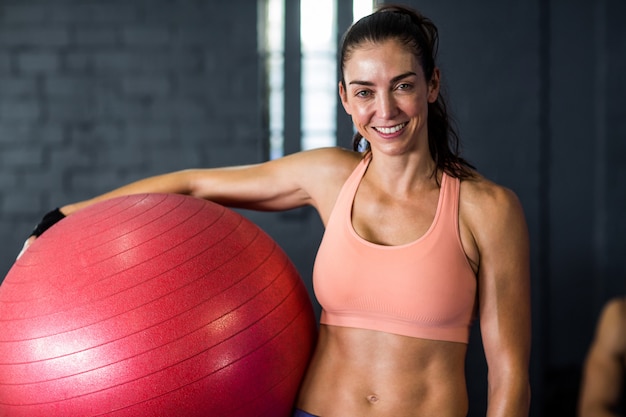 Linda mujer llevando pelota de fitness