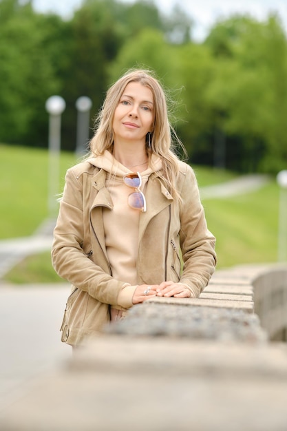 Linda mujer de mediana edad con una mirada nostálgica