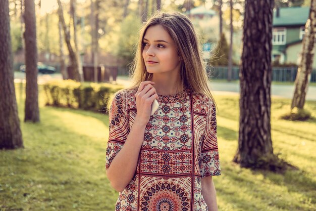 Linda mujer morena de pelo largo en un parque de otoño.