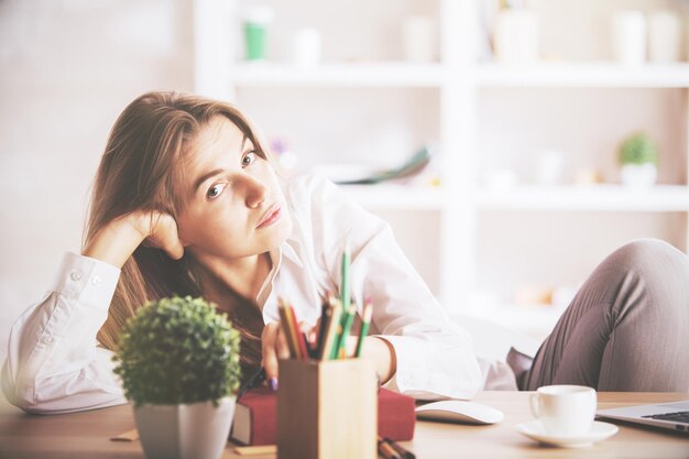 Linda mujer de negocios en el lugar de trabajo