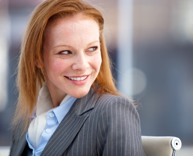 Linda mujer de negocios mirando detrás de ella