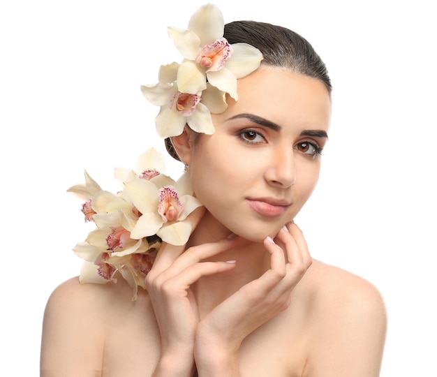 Foto linda mujer con orquídea aislado en blanco