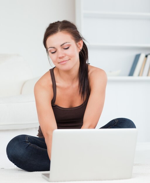 Linda mujer de pelo oscuro con su computadora portátil