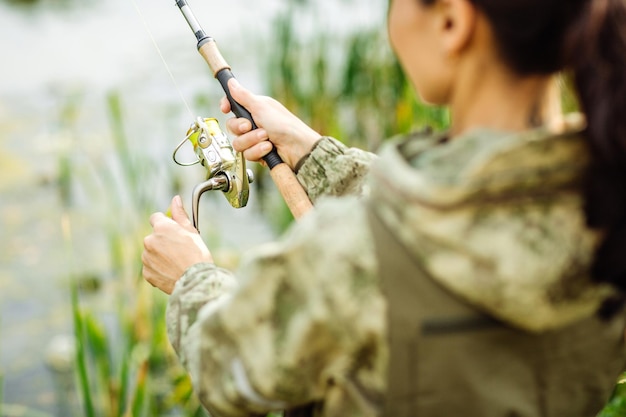 Linda mujer pesca en el río