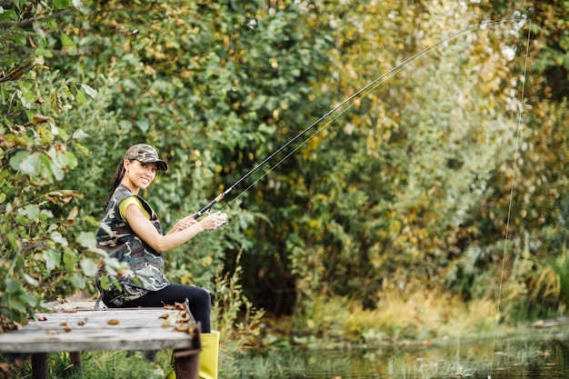 Linda mujer pesca en el río