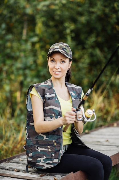 Linda mujer pesca en el río