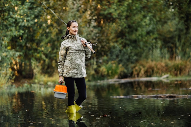 Linda mujer pesca en el río