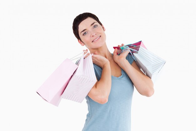 Linda mujer posando con bolsas de compras